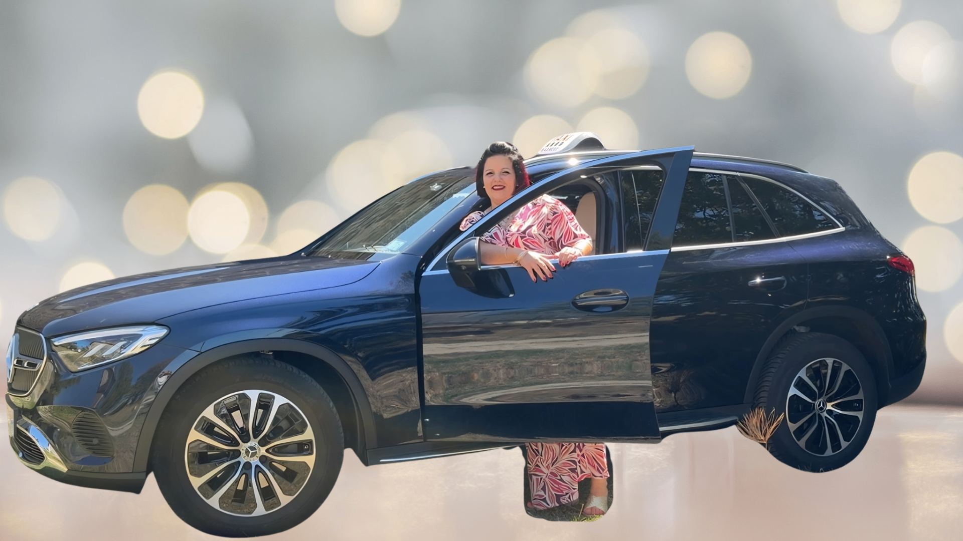 Sophie, artisan taxi à Malemort, devant son Mercedes GLC